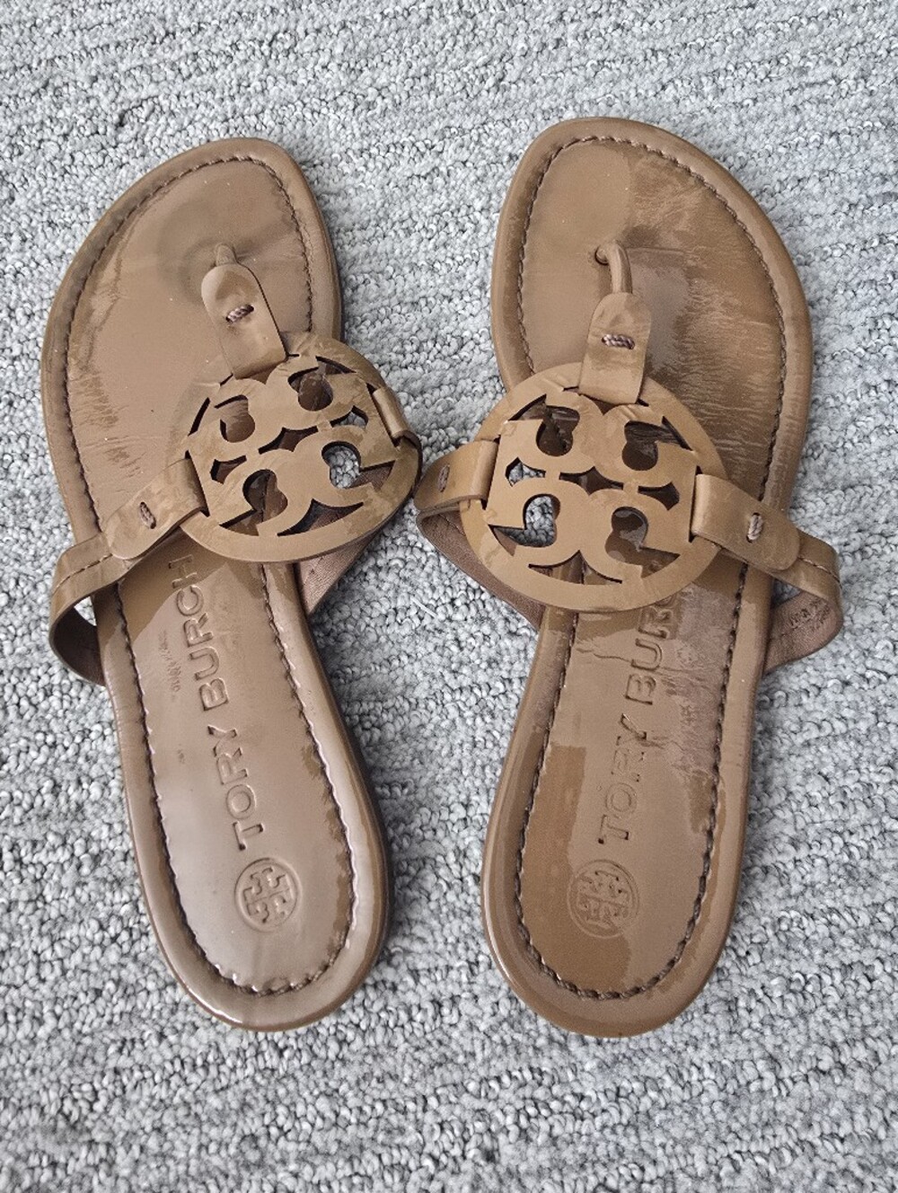 Tory Burch Miller Patent Leather Logo Sandals in Tan Msrp $200 - Picture 5 of 9